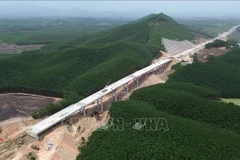 Construcción de un paso elevado en la autopista Van Ninh-Cam Lo. (Foto: VNA)