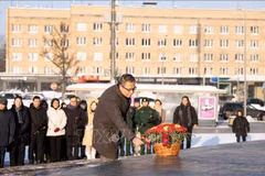 El embajador de Vietnam en Rusia, Dang Minh Khoi, rinde homenaje al Presidente Ho Chi Minh (Foto: VNA)