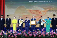 El primer ministro de Vietnam, Pham Minh Chinh, otorga el certificado de mérito a Vietnam Airlines (Foto: VNA)