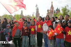Los vietnamitas en Rusia se reúnen para recibir a la delegación militar de su país. (Foto: VNA)