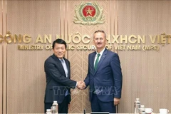 El ministro de Seguridad Pública, general Luong Tam Quang (izquierda), recibe a Haluk Görgün, presidente de la Agencia de Industria de Defensa de Turquía (Foto: VNA)