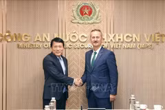 El ministro de Seguridad Pública, general Luong Tam Quang (izquierda), recibe a Haluk Görgün, presidente de la Agencia de Industria de Defensa de Turquía (Foto: VNA)