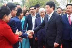 El presidente de Vietnam, Luong Cuong (segundo desde la derecha), saluda a los delegados participantes. (Foto: VNA)