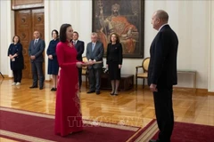 La embajadora de Vietnam, Nguyen Thi Minh Nguyet, presenta sus cartas credenciales al presidente búlgaro, Rumen Radev. (Foto: VNA)