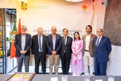 El encargado de negocios de la Embajada de Hanoi en Lisboa, Nguyen Manh Thang, y algunos representantes de la Asociación de Amistad Portugal-Vietnam (Foto: VNA)