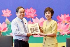 La directora general de la VNA, Vu Viet Trang, obsequia al presidente de la Asamblea Nacional, Tran Thanh Man, el libro de fotografías bilingüe vietnamita-inglés "100 años de la Prensa Revolucionaria de Vietnam (1925 - 2025)". (Foto: VNA)