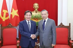 El secretario general del PCV, To Lam (derecha), recibe a Park Chang Dal, enviado especial del presidente de Corea, Lee Jae Myung. (Foto: VNA)