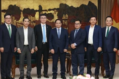 El primer ministro de Vietnam, Pham Minh Chinh (en el medio), y los delegados participantes en la cita (Foto: VNA)