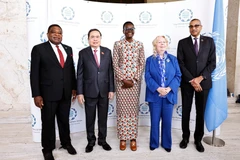 La presidenta de la UIP, Tulia Ackson (centro), y el secretario general de la UIP, Martin Chungong (primero, a la izquierda), dan la bienvenida al presidente de la Asamblea Nacional de Vietnam, Tran Thanh Man (segundo, a la izquierda). (Foto: VNA)