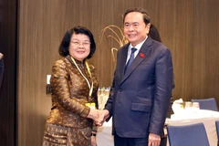 El presidente de la Asamblea Nacional de Vietnam, Tran Thanh Man, se reúne con su homóloga camboyana, Khuon Sudary. (Foto: VNA)