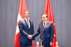 El presidente de la Asamblea Nacional de Vietnam, Tran Thanh Man, se reúne con el titular del Consejo de los Estados de Suiza, Andrea Caroni (Foto: VNA)
