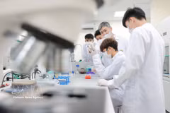 Los profesores de la Academia Nacional de Agricultura de Vietnam guían a los estudiantes en las técnicas analíticas de laboratorio. (Foto: VNA)