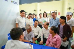 Pobladores de la comuna de Minh Chau reciben chequeo de salud integral gratuito