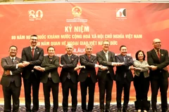 El embajador vietnamita en Alemania, Nguyen Dac Thanh (centro), junto con los invitados en la cita (Foto: VNA)