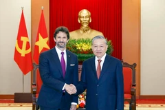 El secretario general del Partido Comunista de Vietnam, To Lam (derecha), recibe al viceprimer ministro y titular de Defensa de Eslovaquia, Robert Kaliňák (Foto: VNA)