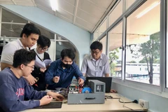 Estudiantes de la Universidad Tecnológica, de la Universidad Nacional de Vietnam en Ciudad Ho Chi Minh, practican la aplicación de alta tecnología (Foto: VNA)