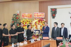 El vicepresidente de la Asamblea Nacional, Tran Quang Phuong, entrega regalos navideños a la Diócesis de Can Tho. Foto: VNA
