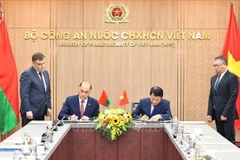Firma de una Carta de Intenciones de cooperación entre el Ministerio de Seguridad Pública de Vietnam y la Secretaría Estatal del Consejo de Seguridad Nacional de Bielorrusia. (Foto: VNA)
