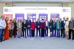 El embajador Nguyen Minh Nguyet (segundo por la izquierda) y representantes de asociaciones y del cuerpo diplomático en Sofía. (Foto: publicada por VNA)