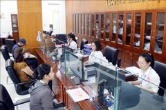Procesamiento de trámites administrativos en la Ventanilla Única de la ciudad de Dong Hoi, provincia de Quang Binh. (Foto: VNA)
