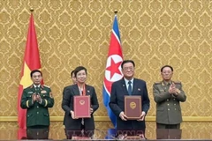 La directora general de la VNA, Vu Viet Trang, y el presidente de la KCNA, Kim Pyong Ho, en la ceremonia de rúbrica (Foto: VNA)