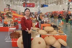 Productos elaborados con ratán y bambú por la aldea artesanal Ninh So, comuna de Hong Van (Hanoi), se exhiben en la Feria de Primavera de 2026. (Foto: VNA)