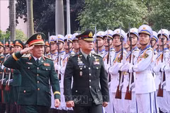 El jefe del Estado Mayor del Ejército Popular de Vietnam y viceministro de Defensa Nacional, general Nguyen Tan Cuong (izquierda), y el jefe de las Fuerzas de Defensa de Tailandia, general Songwit Noonpackdee, pasan revista a la guardia de honor (Foto: VNA)