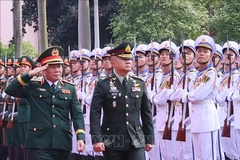 El jefe del Estado Mayor del Ejército Popular de Vietnam y viceministro de Defensa Nacional, general Nguyen Tan Cuong (izquierda), y el jefe de las Fuerzas de Defensa de Tailandia, general Songwit Noonpackdee, pasan revista a la guardia de honor (Foto: VNA)