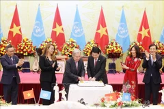 El presidente de Vietnam, Luong Cuong, y el secretario general de la ONU, António Guterres, cortan un pastel para celebrar el 80.º aniversario de la mayor organización mundial. (Foto: VNA)