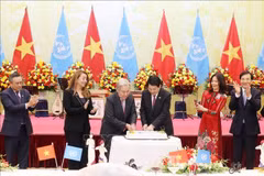 El presidente de Vietnam, Luong Cuong, y el secretario general de la ONU, António Guterres, cortan un pastel para celebrar el 80.º aniversario de la mayor organización mundial. (Foto: VNA)