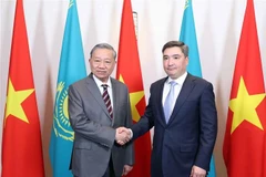 El secretario general del Partido Comunista de Vietnam, To Lam (izquierda), se reúne con el primer ministro kazajo, Olzhas Bektenov (Foto: VNA)