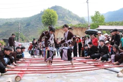 Vietnam preserva con empeño el alma cultural de las minorías étnicas con población reducida