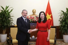 La viceministra de Relaciones Exteriores Le Thi Thu Hang recibe al viceministro de Empresas y Made in Italy Valentino Valentini (Foto: baoquocte.vn)