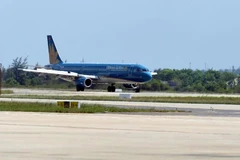 Una avión despega del Aeropuerto Internacional de Phu Quoc. (Foto: VNA)
