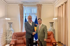El embajador de Vietnam en París, Trinh Duc Hai, se reúne con Taylan Coskun, miembro del Buró Político del PCF a cargo de las relaciones con Vietnam (Foto: VNA)