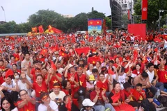 Hanoienses desafian el sol y la lluvia para presenciar el segundo gran ensayo