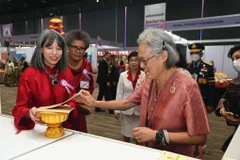 La princesa tailandesa, Maha Chakri Sirindhorn (derecha), y la esposa del embajador vietnamita en Tailandia, Ho Thi Thu Trang. (Foto: VNA)