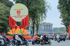 Una gran pancarta que celebra el 95º aniversario de la fundación del PCV en la calle Dien Bien Phu, Hanoi (Foto: VNA)