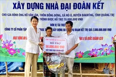 Las autoridades locales entregan simbólicamente la asistencia financiera a un hogar pobre en la comuna de Mo O, distrito de Dakrong, provincia de Quang Tri (Foto: VNA)