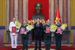El presidente de Vietnam, Luong Cuong (centro), otorga rango de Coronel General a altos oficiales del Ejército y la Policía. (Foto: VNA)