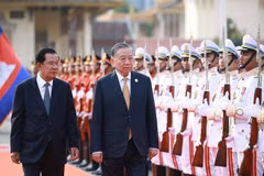 El secretario general del Partido Comunista de Vietnam, To Lam, y Samdech Techo Hun Sen pasan revista a la guardia de honor (Foto: VNA)