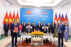 Ceremonia de firma del plan de cooperación entre el Ministerio de Seguridad Pública de Vietnam y el Ministerio del Interior de Camboya (Foto: VNA)