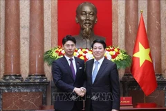 El presidente de Vietnam, Luong Cuong (derecha), recibe a Nakasone Yasutaka, jefe de la División Juvenil del LDP de Japón (Foto: VNA)