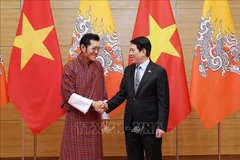 El presidente vietnamita, Luong Cuong (derecha), saluda al Rey butanés, Jigme Khesar Namgyel Wangchuck (Foto: VNA)