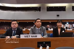 El embajador de Vietnam en Tailandia, Pham Viet Hung (centro), participa en la cita (Foto: VNA)