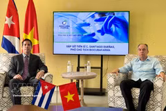 El embajador cubano Rogelio Polanco Fuentes (derecha) y el Doctor Santiago Dueñas Carrera, vicepresidente del BioCubaFarma (Foto: VNA)
