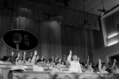 El Presidente Ho Chi Minh y los delegados votan para aprobar documentos en el III Congreso Nacional del Partido, septiembre de 1960. (Foto: Archivo de VNA)