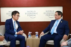 El primer ministro de Vietnam, Pham Minh Chinh (derecha), conversa con el profesor Tetsuya Watanabe, presidente del ERIA (Foto: VNA)