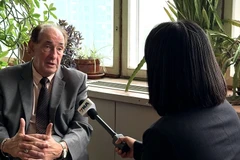 Georgy Toloraia, director ejecutivo del Comité Nacional de Investigación BRICS y director del Centro de Estrategia Rusa en Asia del Instituto de Economía de la Academia de Ciencias de Rusia, responde a las preguntas de la reportera (Foto: VNA)