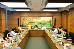 Diputados de la delegación de Hanoi debaten los proyectos de leyes (Foto: VNA)